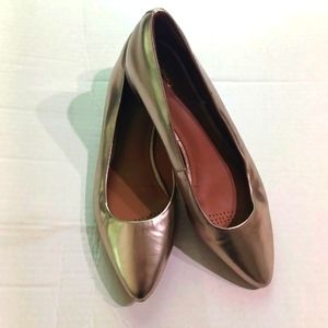 Clarks Artisan Shiny Gold Pointed Toe Shoes Size 7.5M